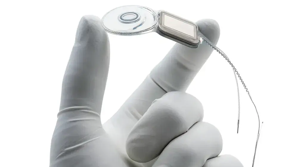 Componente interno de um implante coclear com receptor e feixe de eletrodos